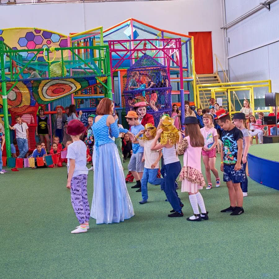 Праздничное представление с аниматорами в Активизоне
